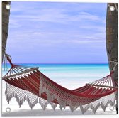 WallClassics - Tuinposter – Rode Ibiza Hangmat op Tropisch Strand - 50x50 cm Foto op Tuinposter (wanddecoratie voor buiten en binnen)
