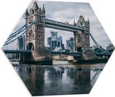 PVC Schuimplaat Hexagon - Tower Bridge over de Rivier de Theems - Verenigd Koninkrijk - 60x52.2 cm Foto op Hexagon (Met Ophangsysteem)