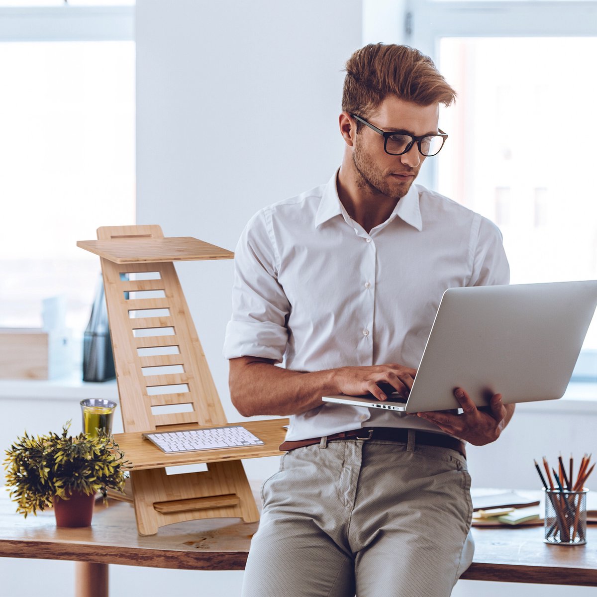 Bruine Relaxdays bureau verhoger bamboe - verstelbaar sta bureau - zit