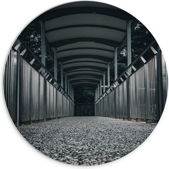 PVC Schuimplaat Muurcirkel - Overdekt Pad bij de Bossen (zwart- wit) - 70x70 cm Foto op Muurcirkel (met ophangsysteem)