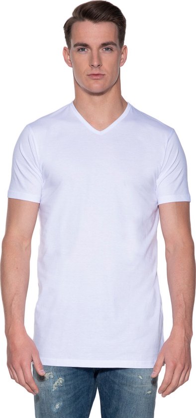 Man met witte V-hals T-shirt met korte mouwen, basic fit.