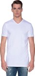 Man met witte V-hals T-shirt met korte mouwen, basic fit.