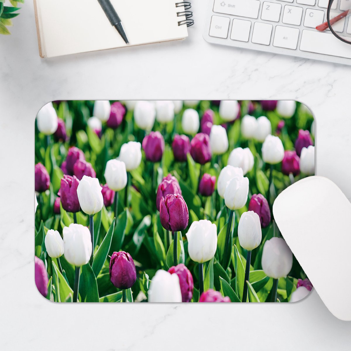 Muismat - Paars-Witte Bloemenveld - 25x18 cm - 2 mm Dik - Muismat van Vinyl