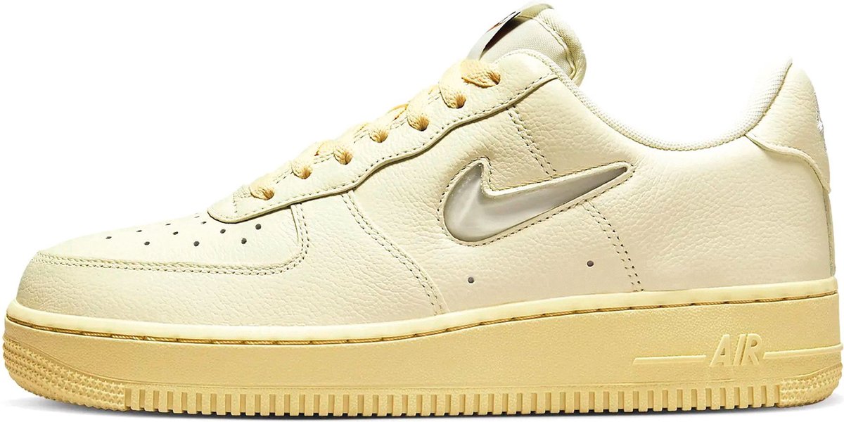Nike Air Force 1 ’07 LX Coconut Milk Geel