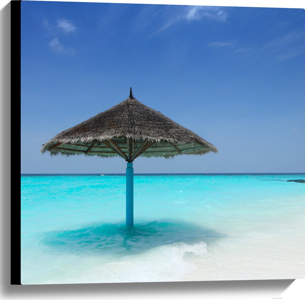Canvas - Rieten Parasol op het Strand bij het Blauwe Water - 60x60 cm Foto op Canvas Schilderij (Wanddecoratie op Canvas)
