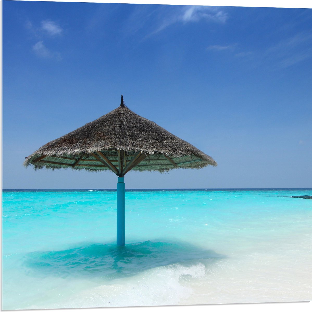 Acrylglas - Rieten Parasol op het Strand bij het Blauwe Water - 80x80 cm Foto op Acrylglas (Wanddecoratie op Acrylaat)