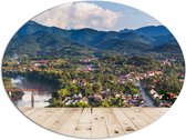 Dibond Ovaal - Uitzicht over Dorpje aan de Rand van Berg in Laos - 108x81 cm Foto op Ovaal (Met Ophangsysteem)