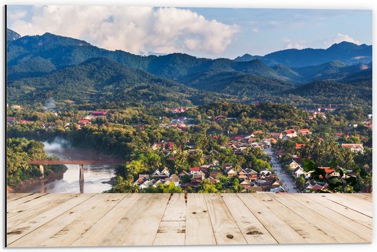 Dibond - Uitzicht over Dorpje aan de Rand van Berg in Laos - 60x40 cm Foto op Aluminium (Wanddecoratie van metaal)