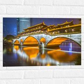 Muursticker - Verlichte Anshun Brug in de Avond in Chengdu, China - 60x40 cm Foto op Muursticker