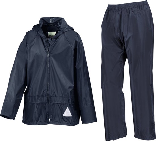 Donkerblauw regenpak, bestaande uit een jas met capuchon en een regenbroek.