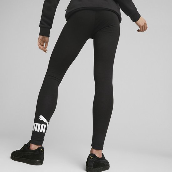 Van achteren gezien: zwarte PUMA legging met groot wit PUMA-logo op de linker broekspijp.