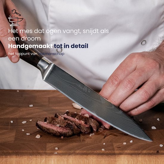 Een hand wordt gebruikt om vlees te snijden met een damascus keukenmes.