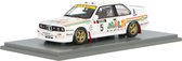 Het 1:43 Diecast model van de BMW 3-Serie M3 #5 van de 1000 Lakes Rally van 1988. De rijders waren A. Vatanen en B. Berglund. De fabrikant van het schaalmodel is Spark.Dit model is alleen online beschikbaar.