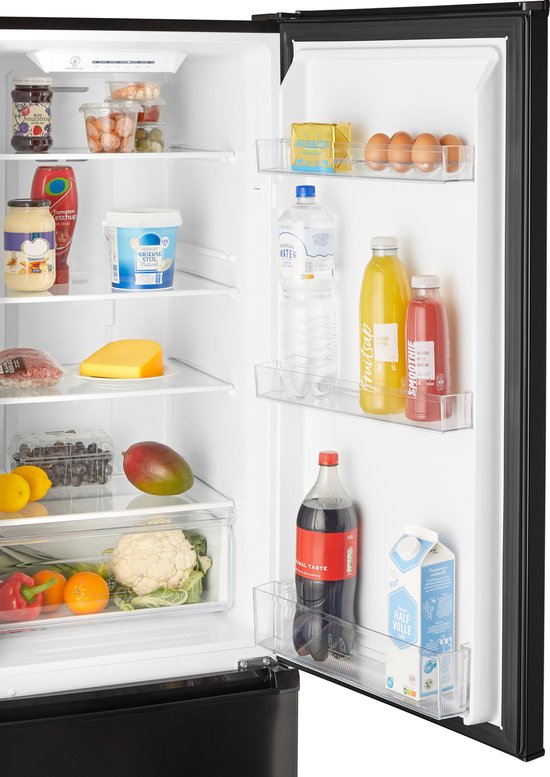 Gedetailleerde opname van het open koelgedeelte van een zwarte Inventum koelkast met groenten en fruit.
