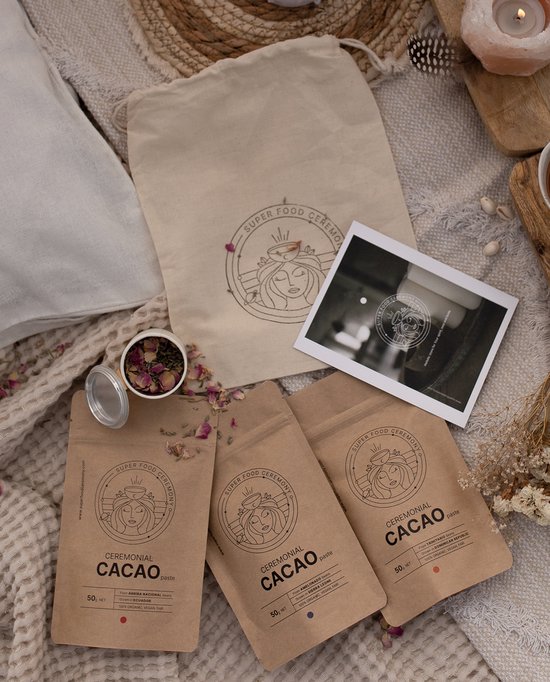 Proefpakket met drie zakjes ceremoniële cacao van 50g, een canvas tasje en een potje met gedroogde rozenblaadjes.