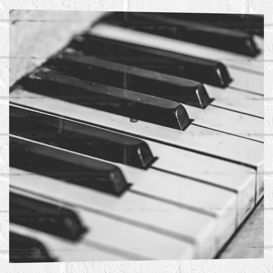 Muursticker - Close-up van Toetsen van een Piano (Zwart- wit) - 50x50 cm Foto op Muursticker
