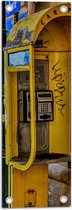 Tuinposter – Gele Telefooncel - 20x60 cm Foto op Tuinposter (wanddecoratie voor buiten en binnen)