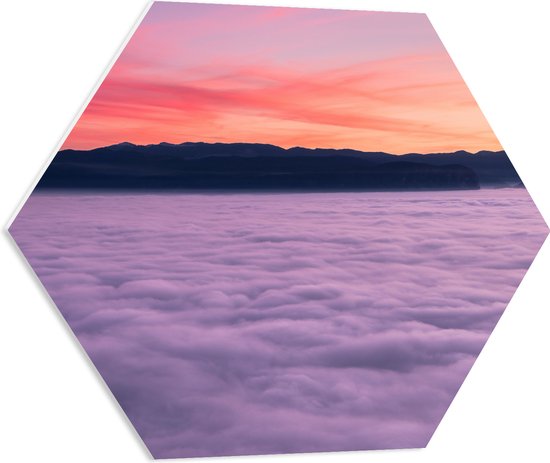 PVC Schuimplaat Hexagon Foto Boven De Wolken Met Oranje Lucht 60x52 PVC Schuimplaat Hexagon Foto Boven De Wolken Met Oranje Lucht 60x52