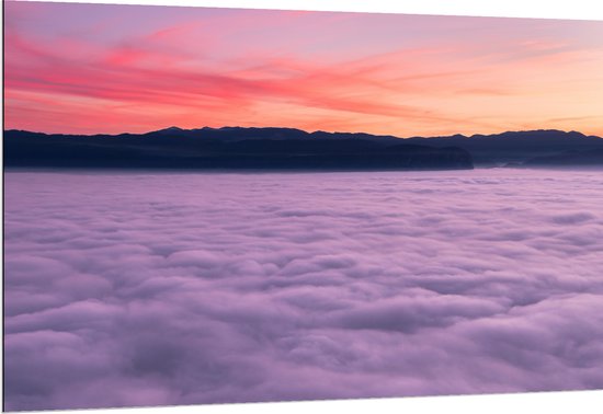 Dibond - Foto Boven de Wolken met Oranje Lucht - 150x100 cm Foto op Aluminium (Wanddecoratie van metaal)