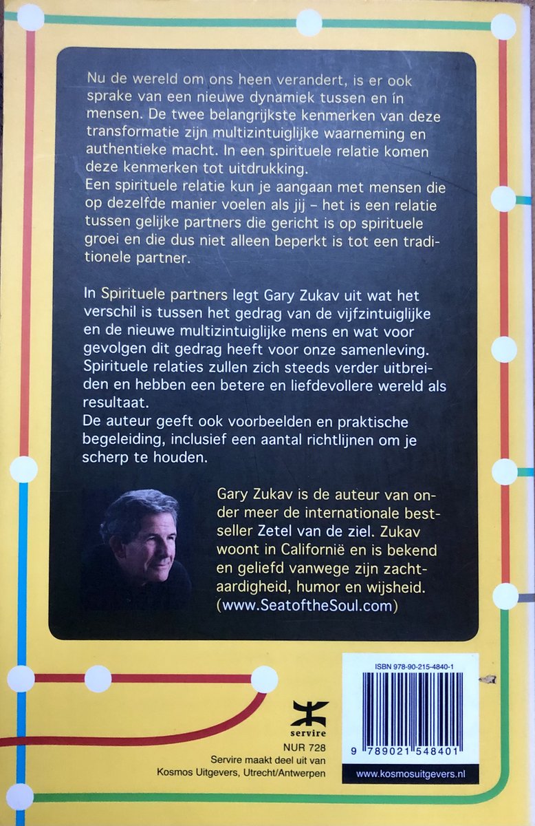 Achterkant van een boek met een portret van Gary Zukav. Tekst in het Nederlands beschrijft de inhoud en de auteur. ISBN en website "www.kosmosuitgevers.nl" zijn zichtbaar.