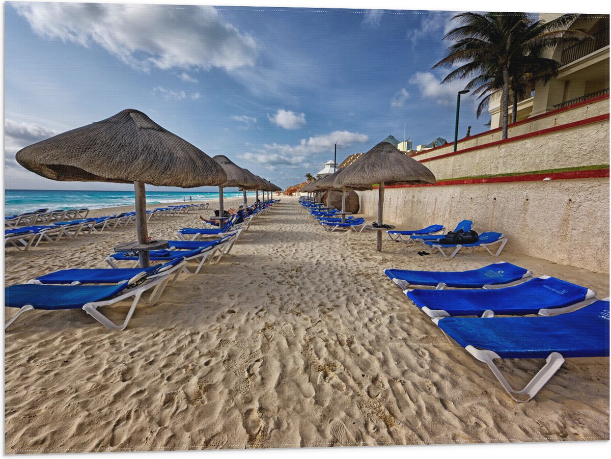 Vlag - Blauwe Ligbedden op Strand met Rieten Parasols - 80x60 cm Foto op Polyester Vlag