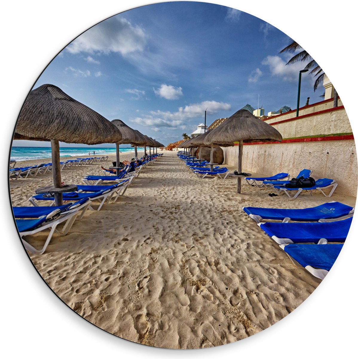 Dibond Muurcirkel - Blauwe Ligbedden op Strand met Rieten Parasols - 50x50 cm Foto op Aluminium Muurcirkel (met ophangsysteem)