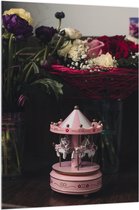 Acrylglas - Miniatuur Roze Draaimolen bij Vazen met Bloemboeketten - 100x150 cm Foto op Acrylglas (Met Ophangsysteem)