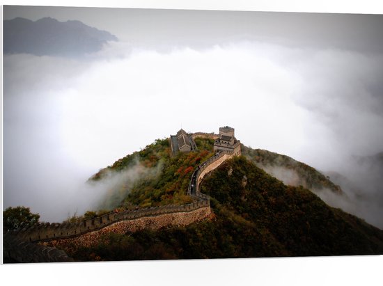 PVC Schuimplaat- Mist bij Berg met Chinese Muur - 105x70 cm Foto op PVC Schuimplaat