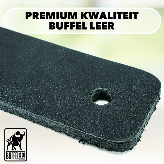 Close-up van zwarte buffelleder met een voelbare textuur en een gat voor bevestiging.