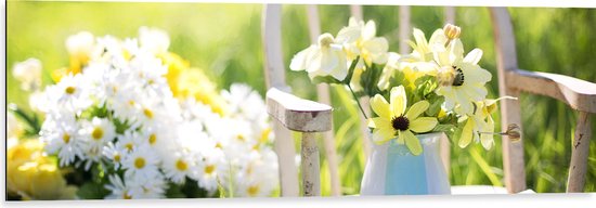 Dibond - Zakje Bloemen op Witte Traditionele Stoel langs Ton met Bloemen - 120x40 cm Foto op Aluminium (Wanddecoratie van metaal)