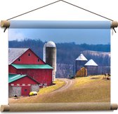 Textielposter - Rode Boerderij tussen de Bergen - 40x30 cm Foto op Textiel