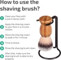 Instructies voor het gebruik van de scheerkwast met houten handvat en synthetische haren, op zwarte houder.