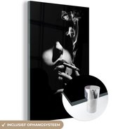 Glasschilderij vrouw - Sigaret - Roken - Retro - Portret - Foto op glas - Slaapkamer - 60x90 cm - Schilderij glas - Muurdecoratie glas - Schilderij zwart wit - Kamer decoratie