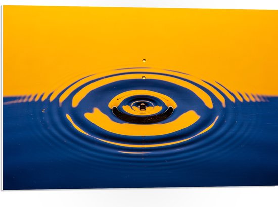 PVC Schuimplaat- Druppel op Geel en Blauw Wateroppervlak - 75x50 cm Foto op PVC Schuimplaat