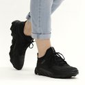 Zwarte Ecco MX sneakers gedragen aan de voeten, gecombineerd met een lichte spijkerbroek.