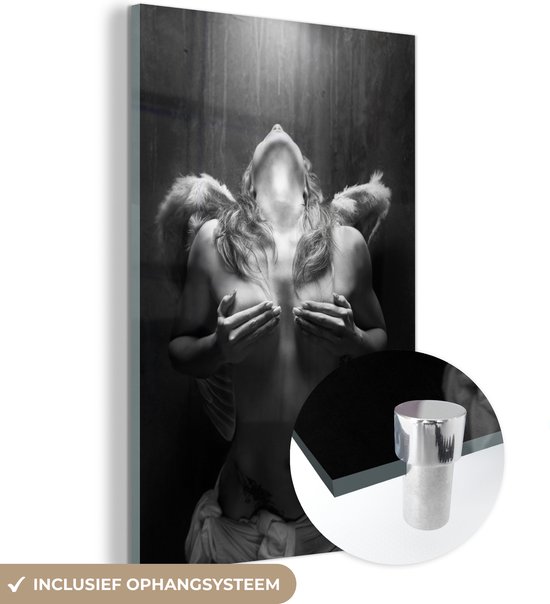 Glasschilderij vrouw - Engels - Vleugels - Veren - Zwart wit - Acrylglas - Muurdecoratie glas - 40x60 cm - Foto op glas