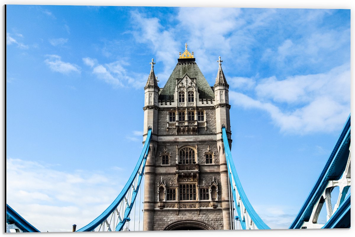 Dibond - Op de Tower Bridge in Londen onder Sluierbewolking - 60x40 cm Foto op Aluminium (Wanddecoratie van metaal)