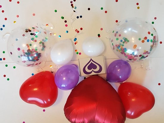 Verjaardag - vaderdag - moederdag ballon pakket in kadodoosje - valentijn giftbox - inclusief folieballon en rode hartjes en gekleurde snippers