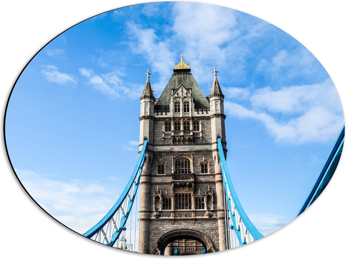 Dibond Ovaal - Op de Tower Bridge in Londen onder Sluierbewolking - 56x42 cm Foto op Ovaal (Met Ophangsysteem)