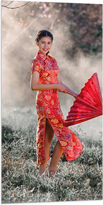 Vlag - Poserend Meisje in Traditionele Japanse Rode Kleding - 50x100 cm Foto op Polyester Vlag