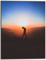 WallClassics - Dibond - Silhouet Persoon tussen de Bergen bij Zonsondergang - 30x40 cm Foto op Aluminium (Met Ophangsysteem)