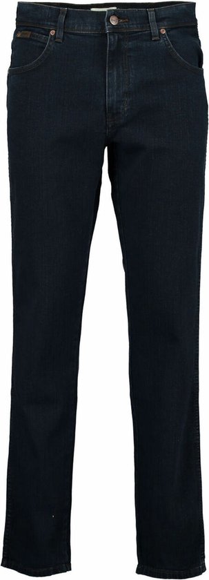 Donkerblauwe Wrangler jeans in een regular fit, gepresenteerd op een witte achtergrond.
