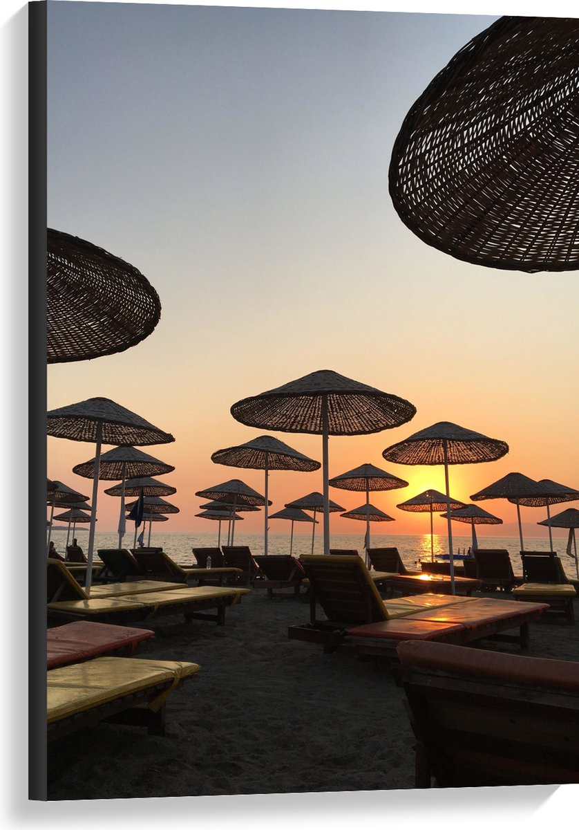 Canvas - Strand met Ligbedden en Rieten Parasols - 60x90 cm Foto op Canvas Schilderij (Wanddecoratie op Canvas)