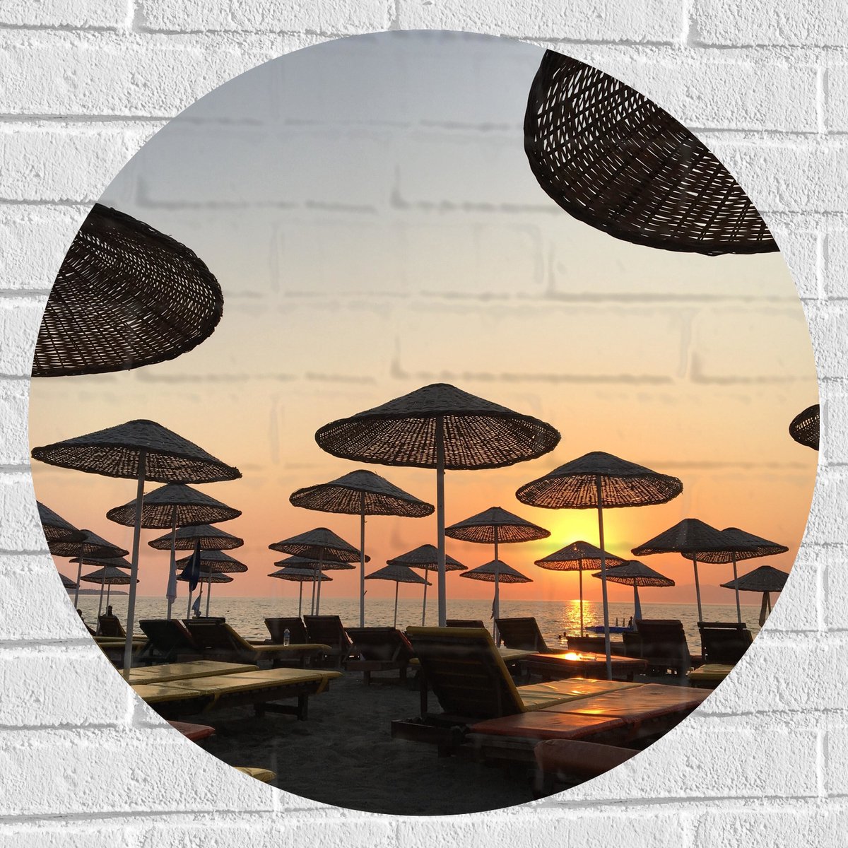 Muursticker Cirkel - Strand met Ligbedden en Rieten Parasols - 70x70 cm Foto op Muursticke