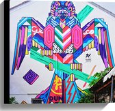 Canvas - Kunstige Vogel met Graffiti op Gebouw - 40x40 cm Foto op Canvas Schilderij (Wanddecoratie op Canvas)