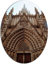 Dibond Ovaal - Vooraanzicht van Kathedraal in Barcelona in Spanje - 51x68 cm Foto op Ovaal (Met Ophangsysteem)