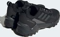 Paar zwarte ADIDAS TERREX damesschoenen, achterkant zichtbaar.