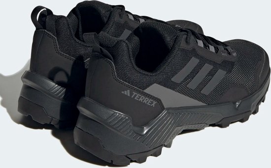 Paar zwarte ADIDAS TERREX damesschoenen, achterkant zichtbaar.