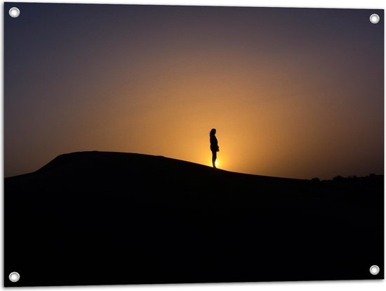 WallClassics - Tuinposter – Silhouet Persoon op een Berg - 80x60 cm Foto op Tuinposter (wanddecoratie voor buiten en binnen)