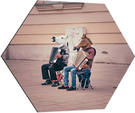 Dibond Hexagon - Twee Personen met Paarden Maskers Spelend op Accordeon - 70x60.9 cm Foto op Hexagon (Met Ophangsysteem)